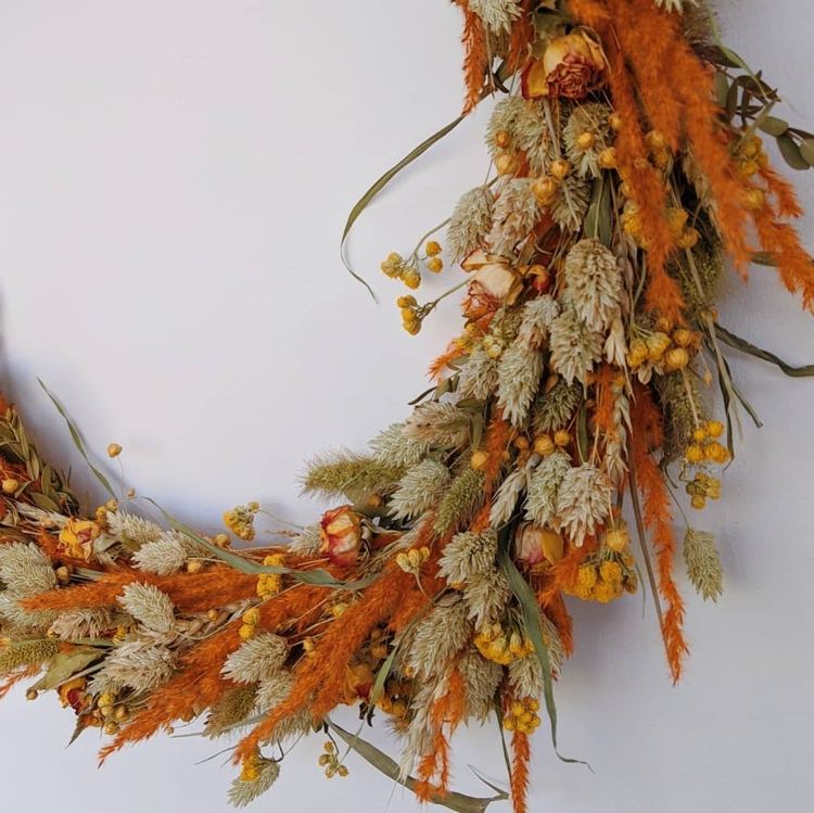 Hlavy žltého papiera kombinované s oranžovými trávami