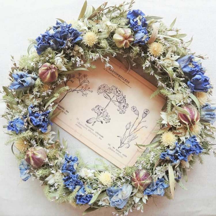 Panna sušila na vidieku vedľa večných kvetov vo venci