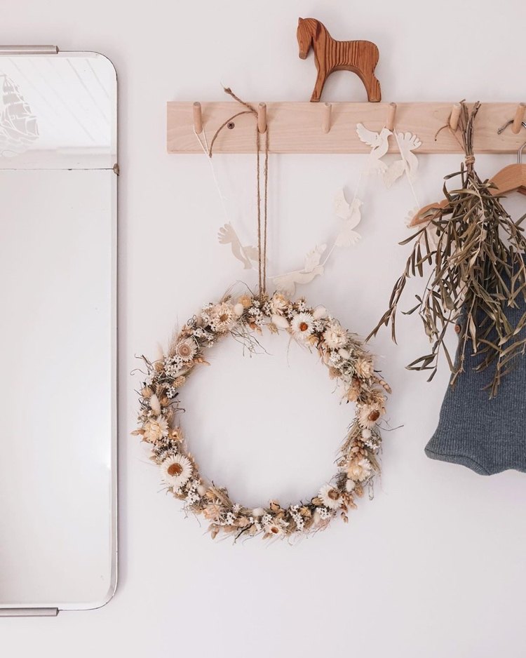 Veniec zo sušených kvetov v béžových tónoch so šarmom vidieckeho domu