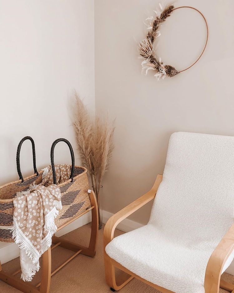 Veniec zo sušených kvetov v kombinácii s trávou pampas vo váze