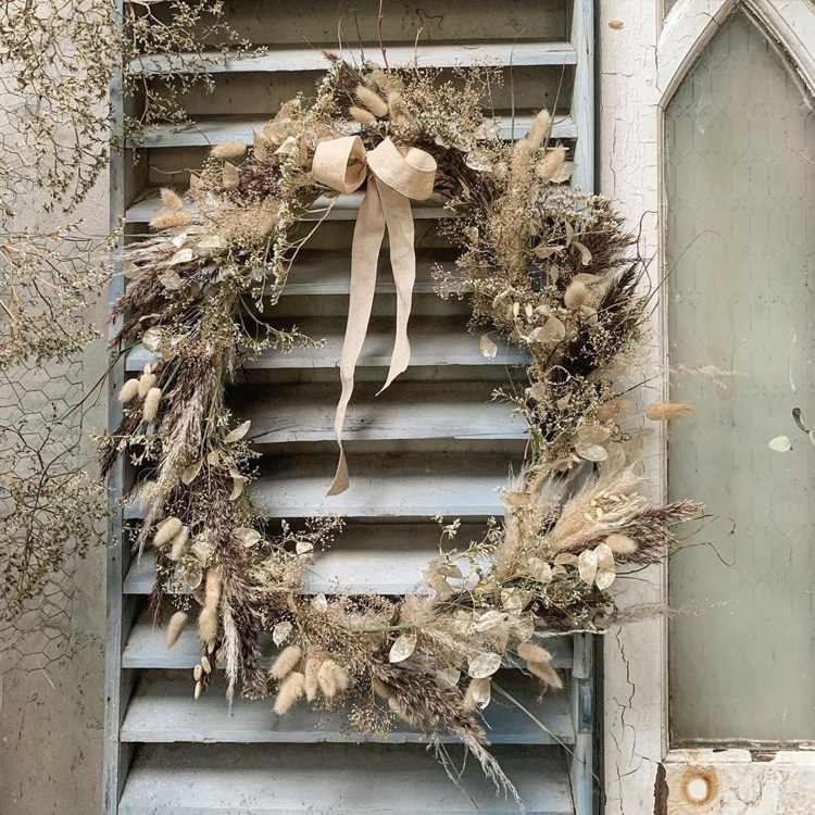 Suchý veniec v béžovej farbe s rustikálnym nádychom