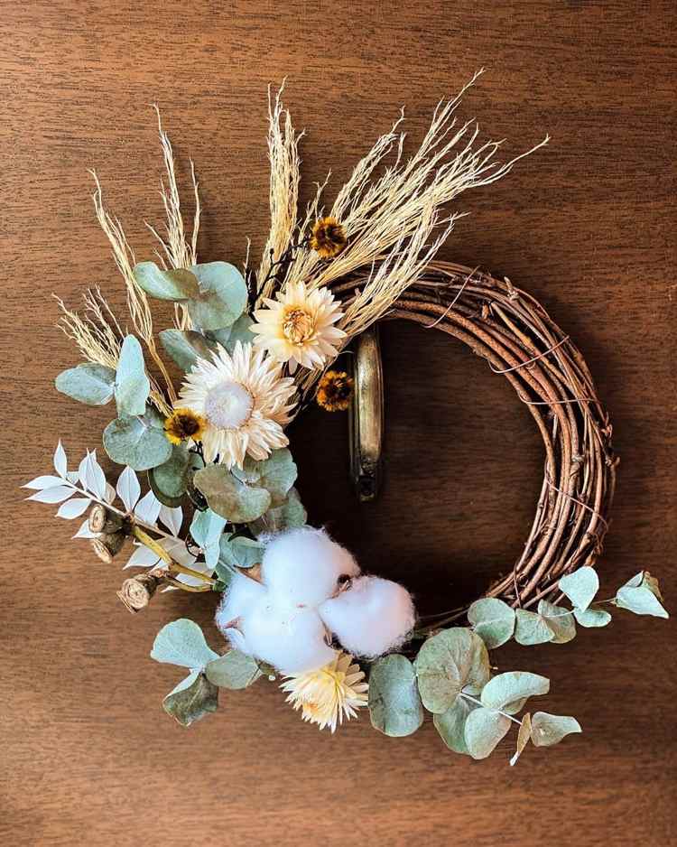Viničový veniec ozdobený eukalyptom a sušenými kvetmi