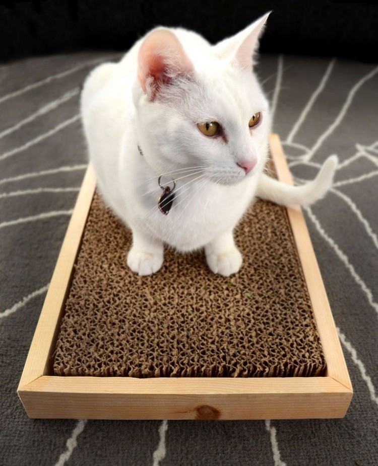 jednoduchý škrabací nábytok pre mačky drevený rám vlnitá lepenka