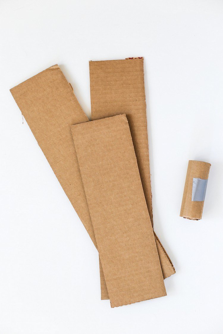 Škrabanie nábytku mačacia skrutka do kúskov vlnitej lepenky