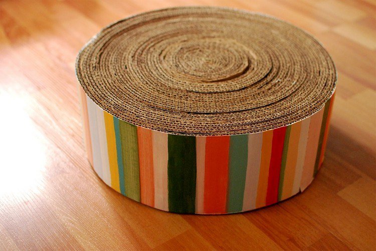 jednoduchý škrabací nábytok pre mačky vyrobený z lepenky