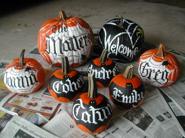 tekvicová ozdoba pre halloween farebný čiernobiely nápis