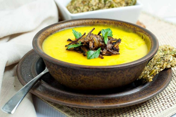 recept na prípravu tekvicovej polievky s pomarančovým džúsom - pečenou cibuľkou