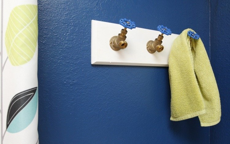 bytové dekorácie-nápady-urob si sám-málo-peňazí-nástenných háčikov-faucet-nástenná farba-modrá