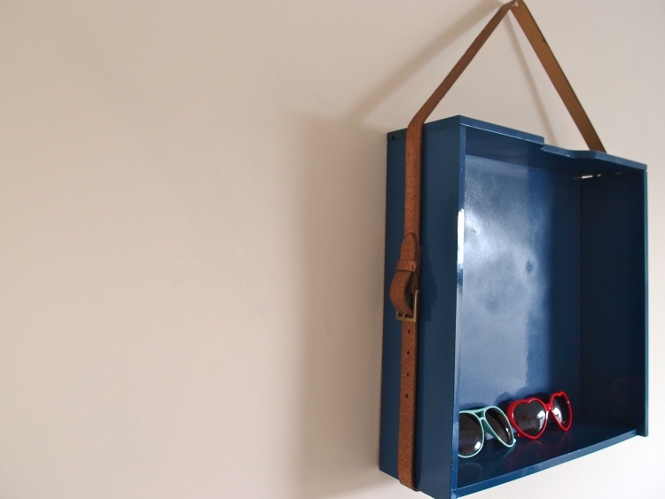 domáce dekorovanie-nápady-urobte si-málo-zásuvka-police-opasok-slnečné okuliare