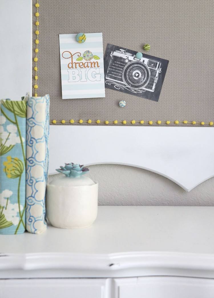 Obal bytu-dekorácie-nápady-urob si sám-málo-peňazí-nástenka-sivá-biela