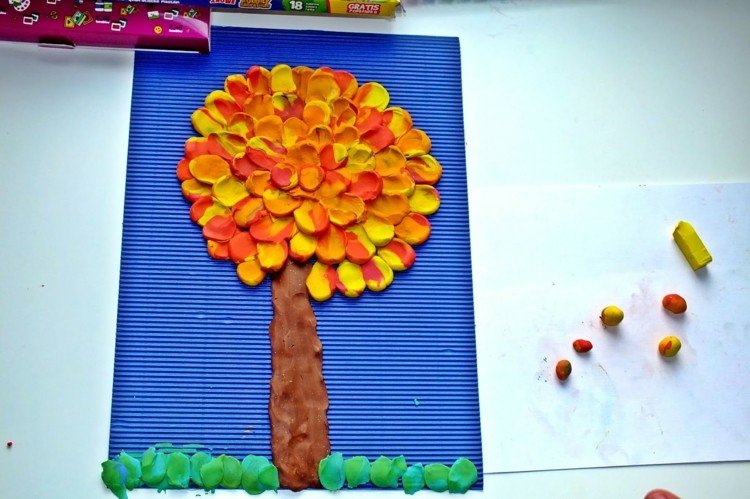 Kreatívne miesenie s deťmi na jeseň - výroba jesenného stromčeka z guličiek