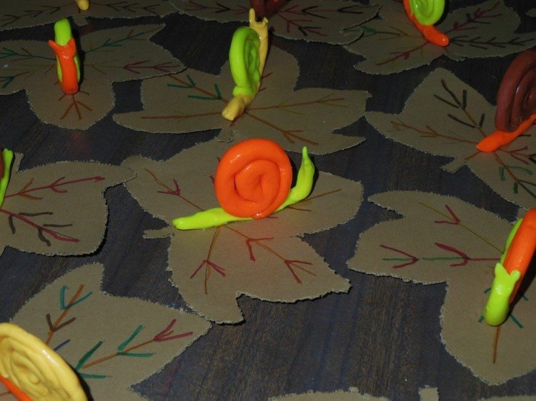 Roztomilé slimáky na kartónových listoch