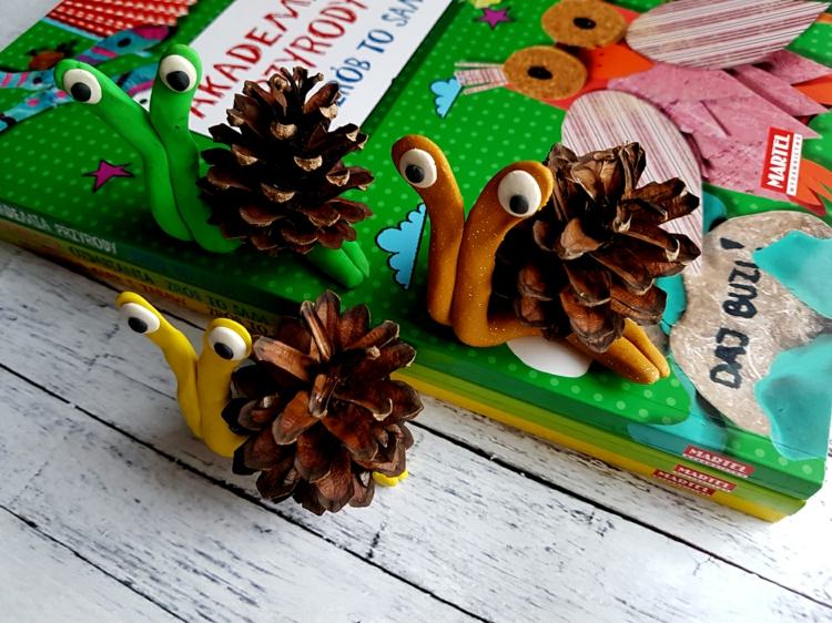 Vtipný nápad so šiškami a plastelínou - farebné slimáky na upršané dni