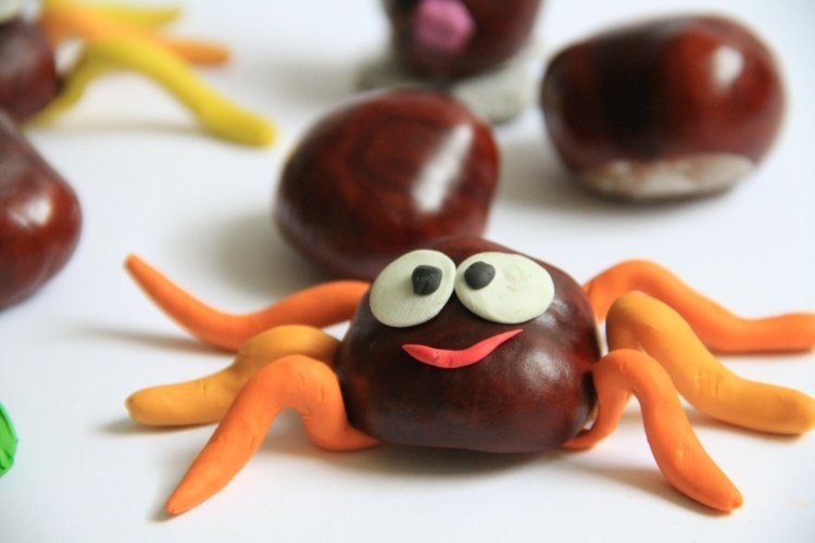Jesenné ručné práce s gaštanmi a plastelínou - pavúk na Halloween ako ozdoba
