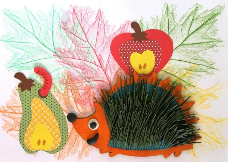 Odtlačky listov v pestrých jesenných farbách ako pozadie k obrázku s ježkom
