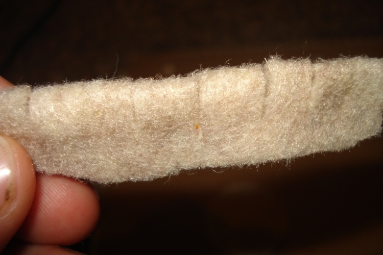 dekorácia-jeseň-urob si sám-drotár-plsť-veniec-diy-krém-biele-prúžky-strih-fix-horúce-lepidlo