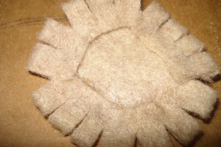 dekorácia-jeseň-urob si sám-drotár-plsť-veniec-kutilstvo-dekoratívne-kvetinové-vystrihnuté-detaily