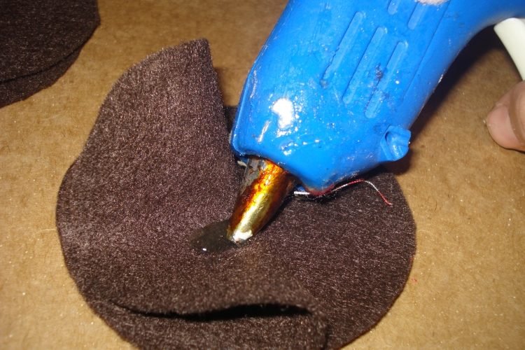 dekorácia-jeseň-urob si sám-drotár-plsť-veniec-diy-hnedé-kruhy-sústredne-fix-horúce lepidlo