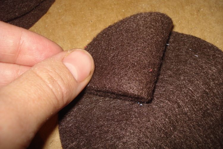 dekorácia-jeseň-urob si sám-drotár-plsť-veniec-diy-hnedé-kruhy-fix-horúce-lepidlo-kreatívne