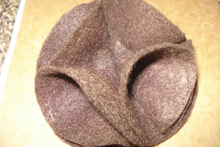 dekorácia-jeseň-urob si sám-drotár-plsť-veniec-diy-hnedá-detaily-akcenty