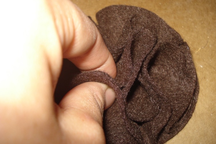 dekorácia-jeseň-urob si sám-drotár-plsť-veniec-kutilstvo-hnedý-kvet-kreatívny-krásny