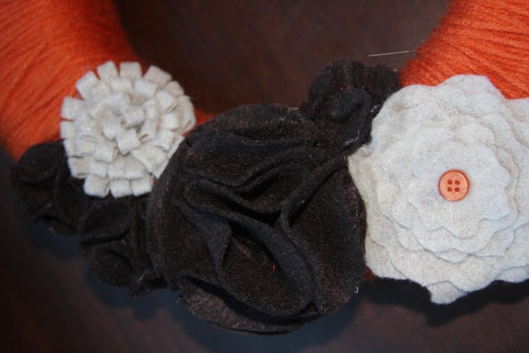 dekorácia-jeseň-urob si sám-drotár-plsť-veniec-diy-bluemchen-ruža-hnedá-krémová-biela-gombík-oranžová