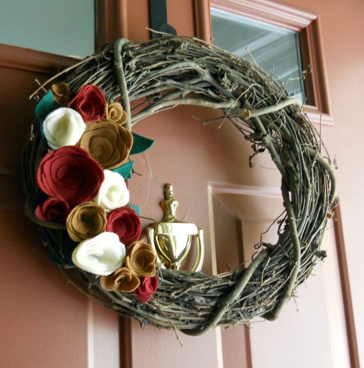 dekorácia-jeseň-urob si sám-drotár-plsť-veniec-dom-dvere-konáre-ruže-kvety-hnedo-červeno-biela