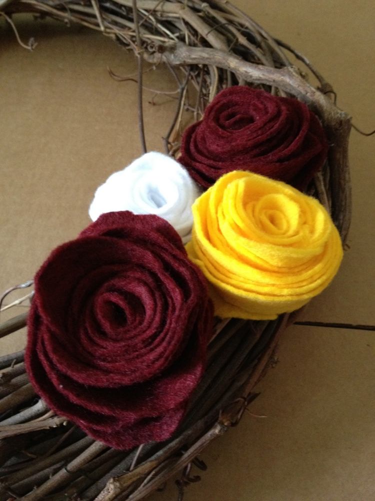 dekorácia-jeseň-urob si sám-drotár-plsť-kvety-ruže-žlto-hnedo-biele-konáre