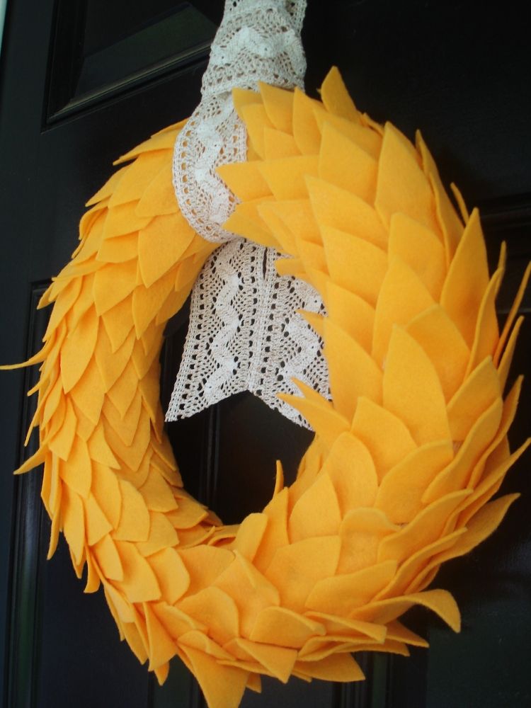 dekorácia-jeseň-urob si sám-drotár-plsť-veniec-žlté-listy-čipky-dom-dvere-volumino