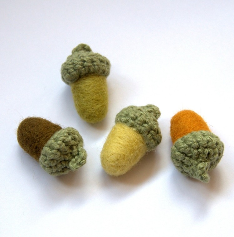 dekorácia-jeseň-urob si sám-drotár-plsť-žaluď-žlto-hnedo-oranžovo-pletená-ručná práca