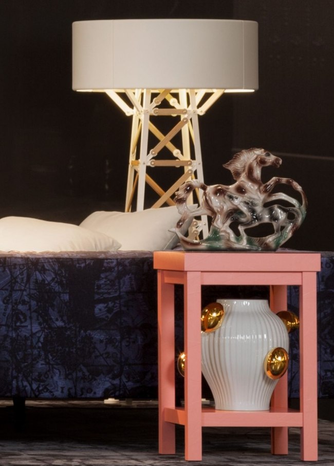 Lampa do spálne Nočný stolík Moooi z červeného dreva Lampa do spálne Nočný stolík Moooi z červeného dreva