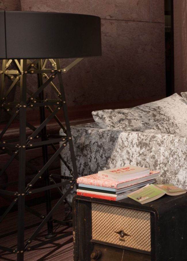 Stojacia lampa s čiernym matným dizajnom optiky elektrického pólu Stojacia lampa s čiernym matným povrchom a optikou výkonového pólu