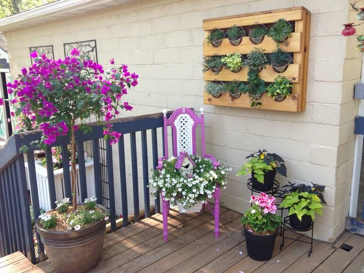 Kreatívna záhradná dekorácia ružovo-maľovaná-stolička-biele-kvety