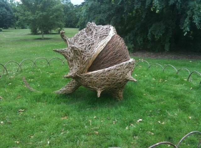 vŕbové prúty pletená dekoratívna záhradná plastika abstrakt