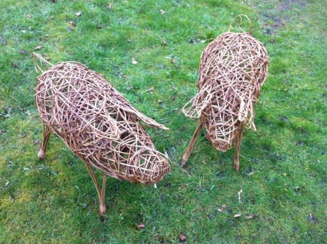 záhradná plastika zoo malé prasiatka vyrobené z vŕbového dreva