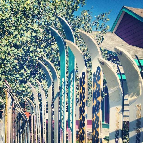 Návrh plotu pre lyžiarsku záhradu vzpriameného nápadu na záhradnú výzdobu