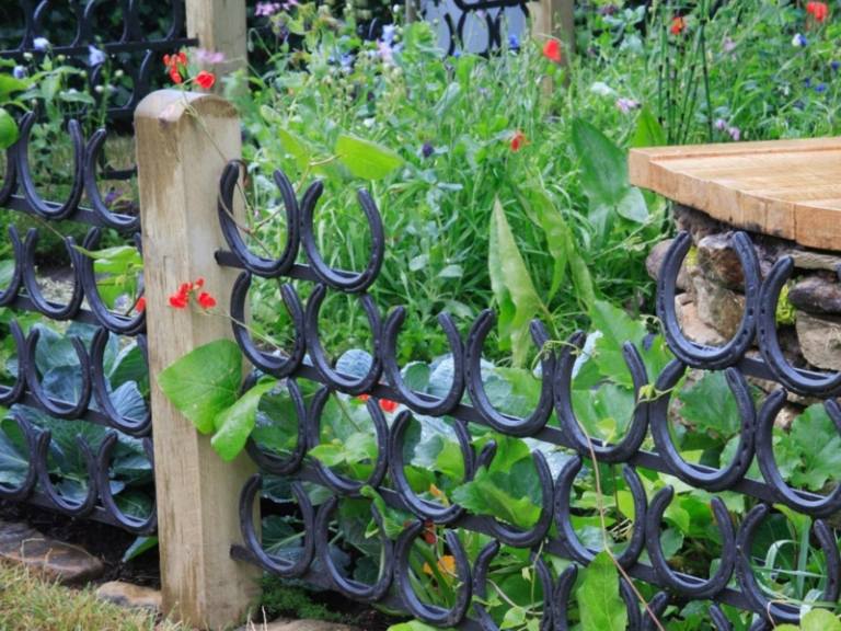 záhradný plot železná podkova nápad lemovanie záhonu