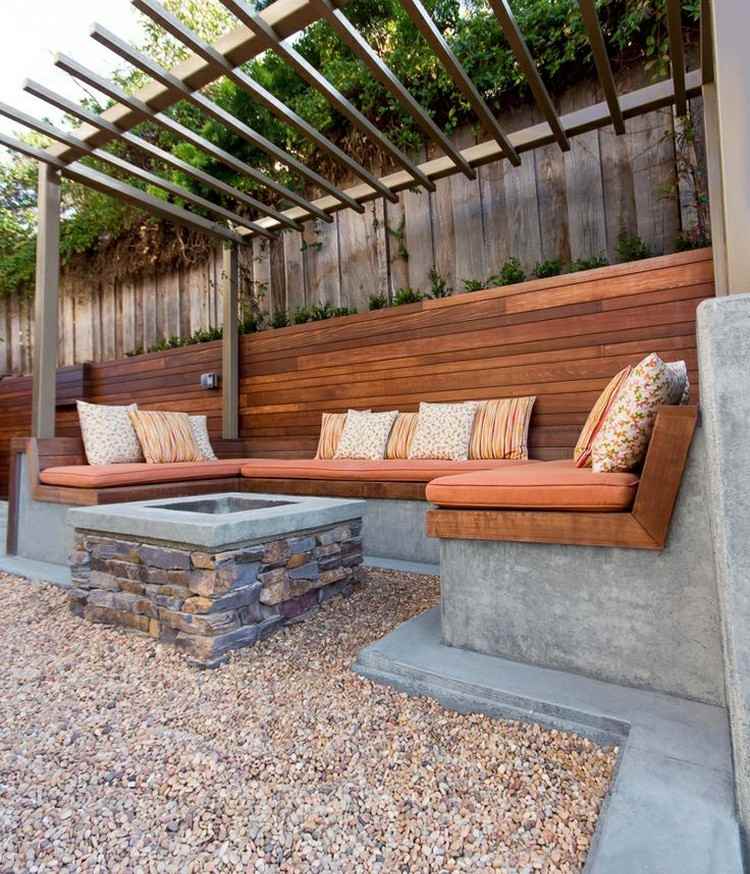 Deco-garden-nápady-tehla-postavená-lavica-drevená-podložka-farebné-čalúnenie-vankúše