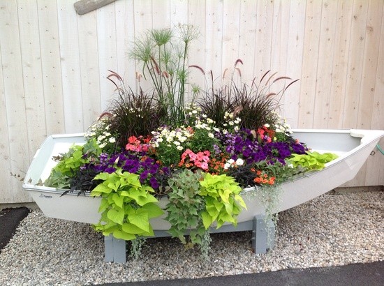 nápad na záhradu kvety zasadiť závesné rastliny atraktívne staré lode