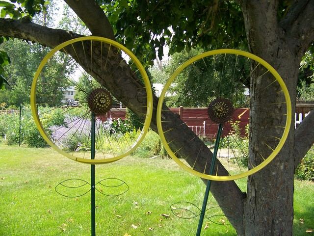 Pneumatiky na bicykle upcyklovať nápady záhradnej dekorácie žlté upcycling nápady záhradné dekorácie žltá farba