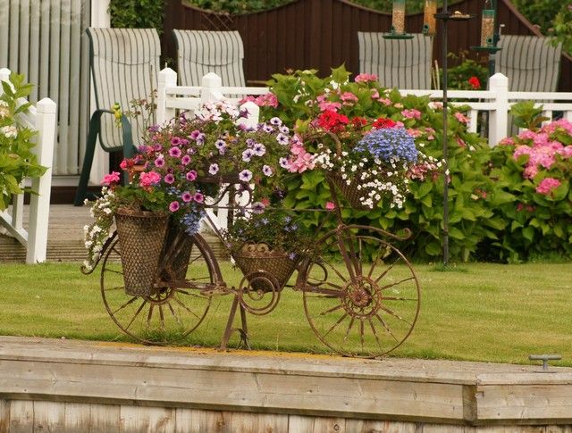 Kvetináče, bicykel, kreatívna záhradná nápady kreatívne nápady pre záhradné kvetináče aranžovanie lúka