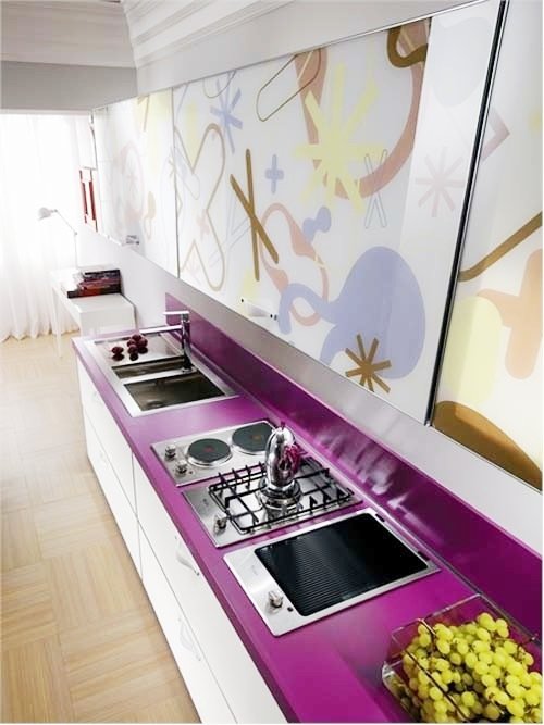 Kuchyňa v štýle art deco fialová biela zaujímavé dekorácie Art-deco-kuchyňa-purpurovo-biela-zaujímavé-dekorácie
