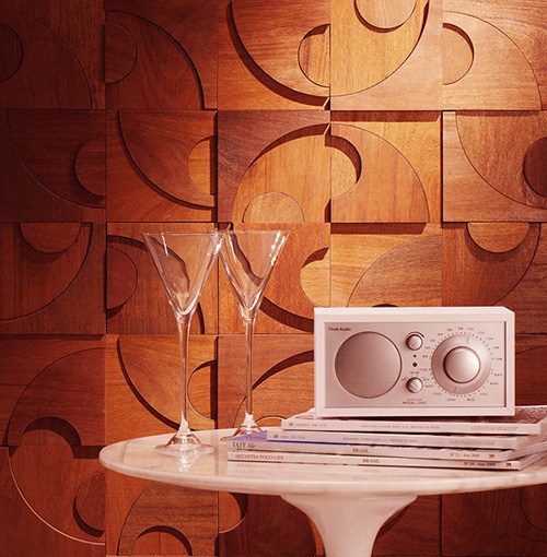 Moderná dekorácia interiéru s drevenou tapetou