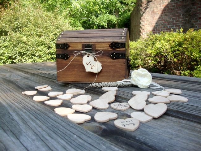 záhrada-svadba-od-hostí-pokladnica-značená-srdiečka-výrez-z-dreva