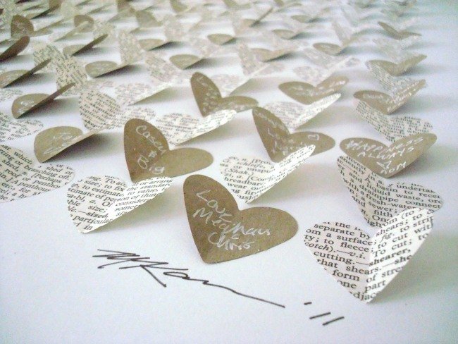 papierové srdcia-s-jemným-perom-menami-písať-nápady-svadobná-kniha-návštev