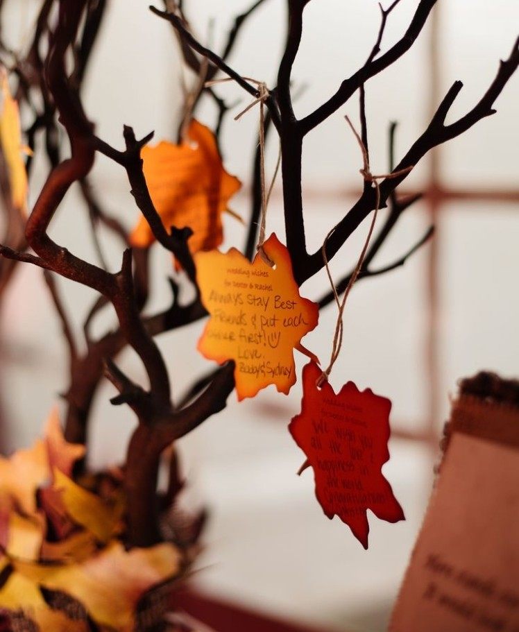 strom-stôl-dekorácia-farebné-listy-z-hostí