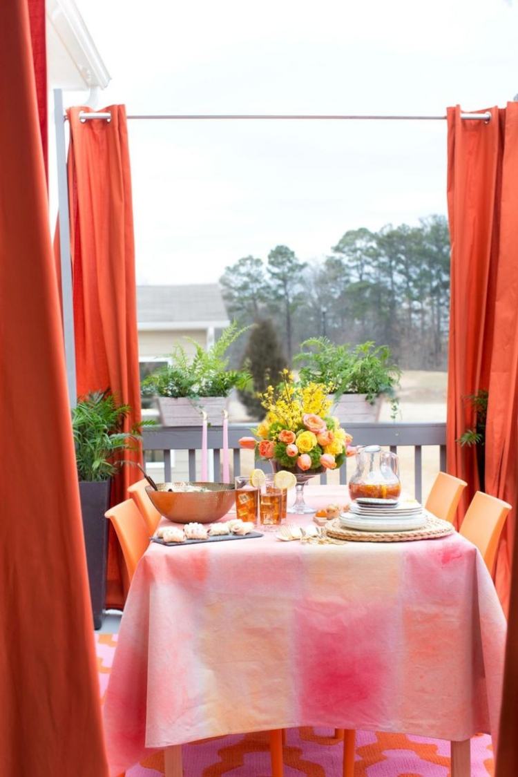 farebné textílie vo vonkajšej časti pre útulnú atmosféru párty-dekorácia-jar-terasa-oranžovo-ružové-farby-koberec-závesy