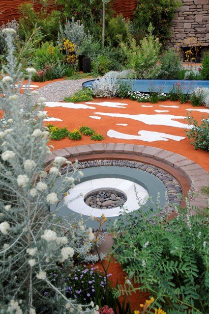 kreatívny záhradný dizajn výsadba štrkových ciest s červeným pieskom