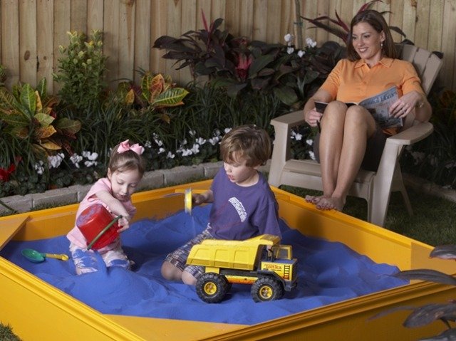 dekoračné pieskovisko deti hrajú záhradu