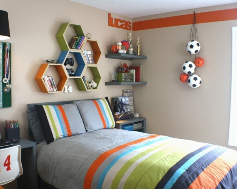 Jasné farby dodávajú miestnosti pre mládež šťastnejší vzhľad nápady na izbu pre mládež pestré farby polička plástový vzor futbal
